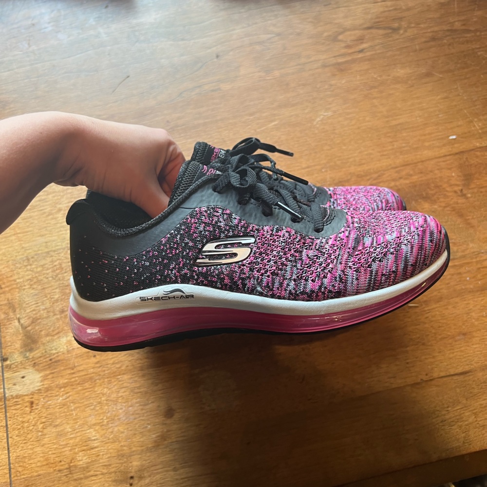 Size 6 women’s Skechers